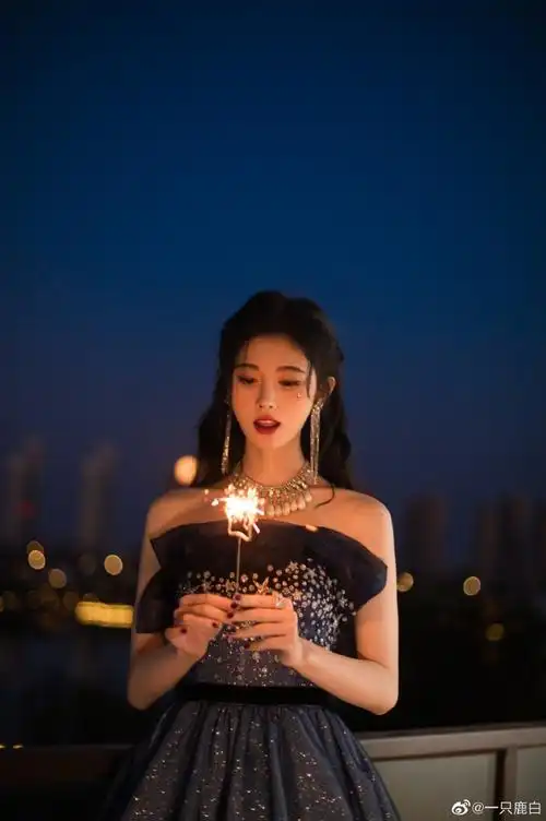 星钻抹胸纱裙#鞠婧祎今晚浙江卫视超级秀造型一览～玩烟火棒的小鞠