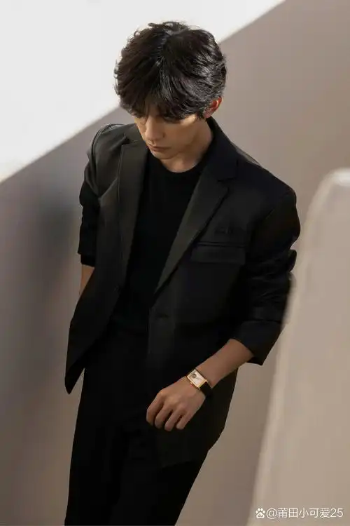 易烊千玺一身黑色西装皮衣干净利落,超绝侧颜,又被千玺帅到了啊
