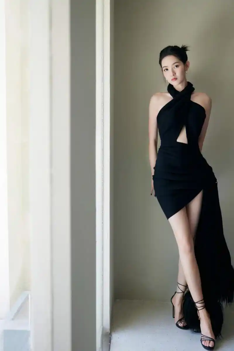 王玉雯绑腿高跟凉鞋美丽的脚,如同夜空中的明星,闪耀动人.