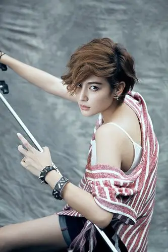 张澎澎曝帅气潮范儿大片 香肩半露电眼撩人