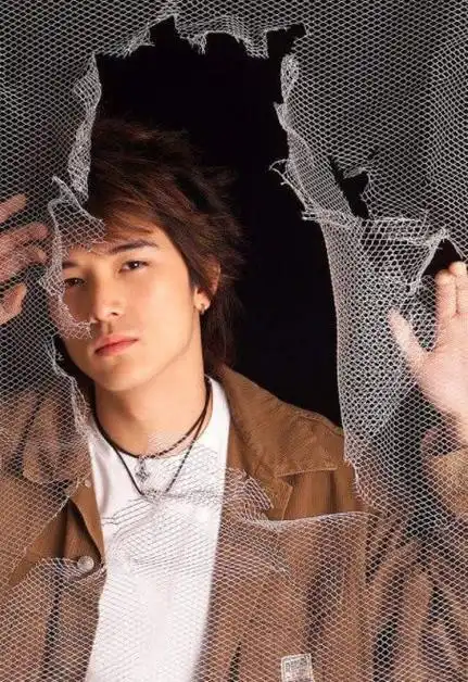 不过当年的邱泽不仅是帅气,其实也是很有实力的男演员啦,在他年轻时的