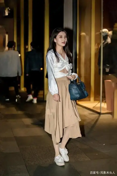 街拍:成都街头色彩搭配非常赞的小姐姐!