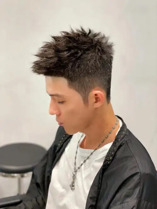 2022年推荐男士长寸碎盖烫发