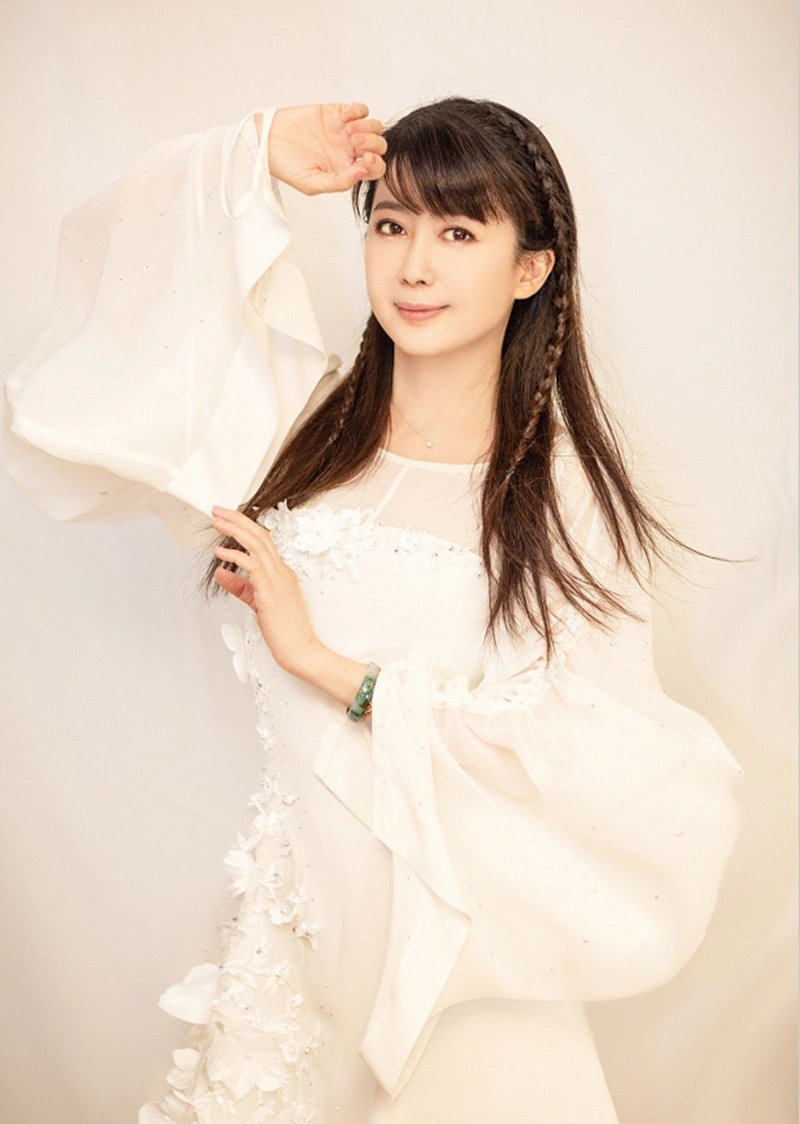 原创白裙不但仙还减龄月亮公主孟庭苇用行动展现这两点