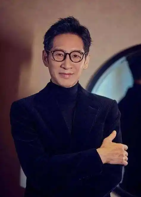 王劲松荣获优秀演员职称,曾怒批小鲜肉遭排挤,当了十年龙套_网友_小