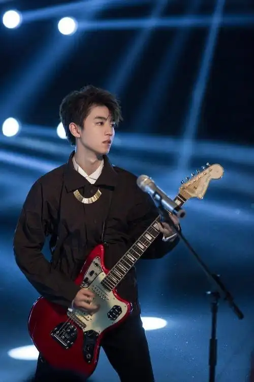 王俊凯无名之辈出场镜头,是黄发蘑菇头,满分俏皮感的小凯