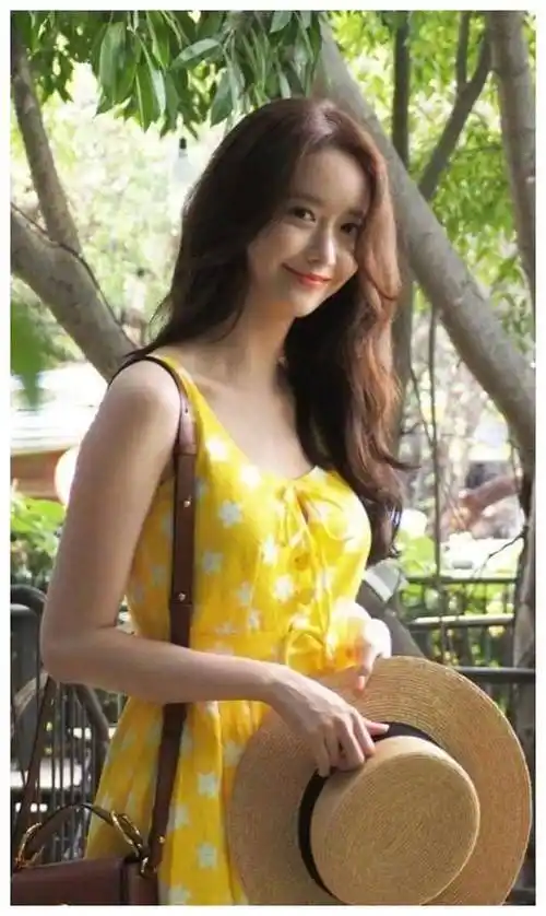 有一种"初恋美"叫林允儿穿黄色碎花裙,显白又清新,贼养眼!