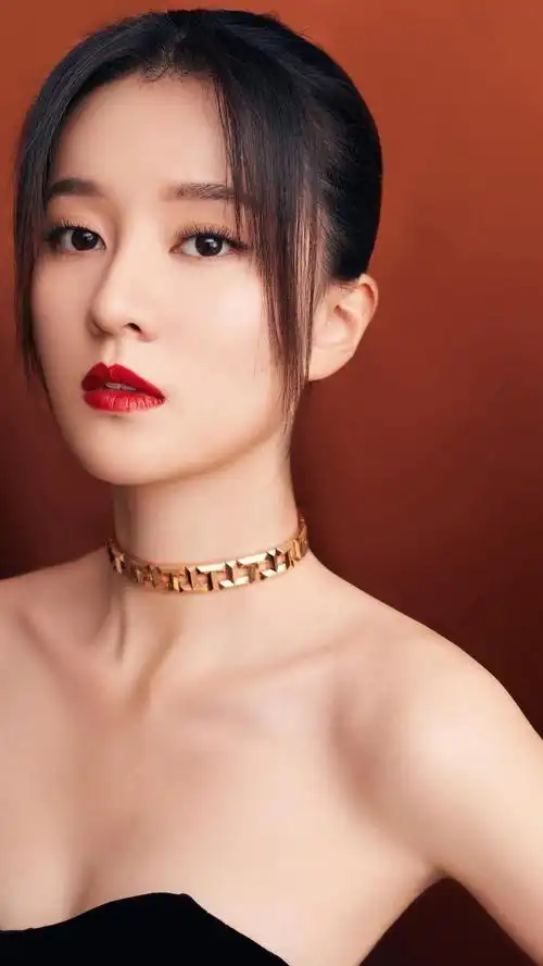 乔欣魅惑黑色露肩短裙诱人写真