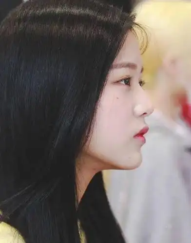绝美的女团爱豆侧脸线条从额头到下巴都是精心雕刻的艺术品