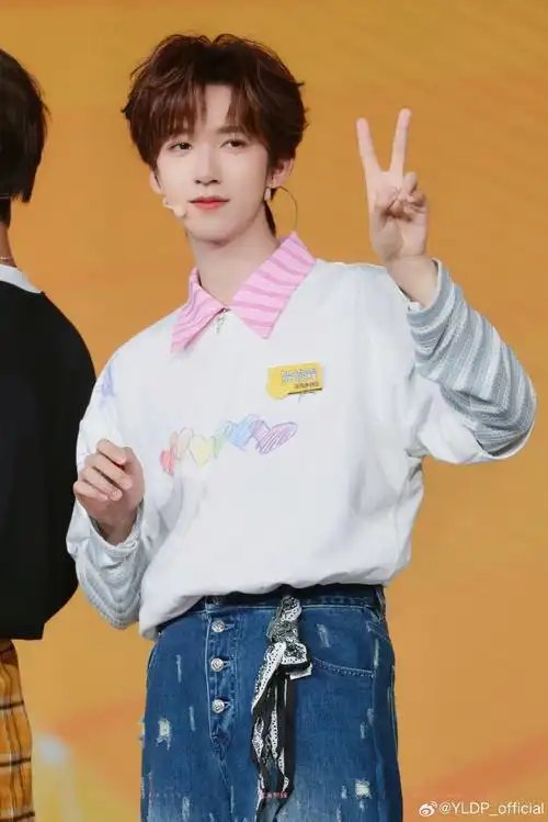 时代少年团-贺峻霖身穿yldp彩绘爱心短袖t恤,绚丽色彩与涂鸦印花敲铑