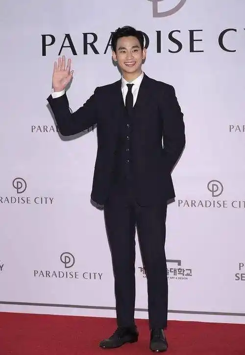 童星出身,现在已经是炙手可热的演员金秀贤,不管出演哪部剧都可以带领