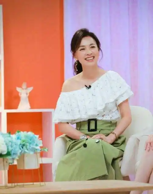 林志玲张庭同框出席活动,一个穿红一个穿绿,谁输谁赢一目了然_女性