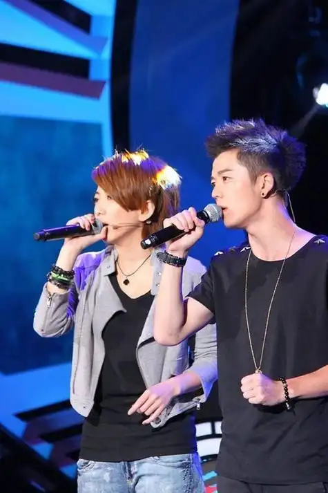 "顶流快女"刘忻:曾被陈晓力挺,缘何巅峰即陨落?选择大于努力_腾讯新闻