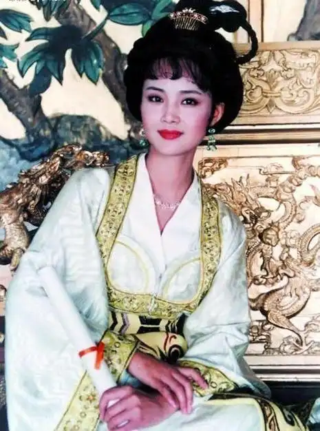 原创她因"容妃"一角而受争议,恋上导演却无名无分,今62岁还没嫁