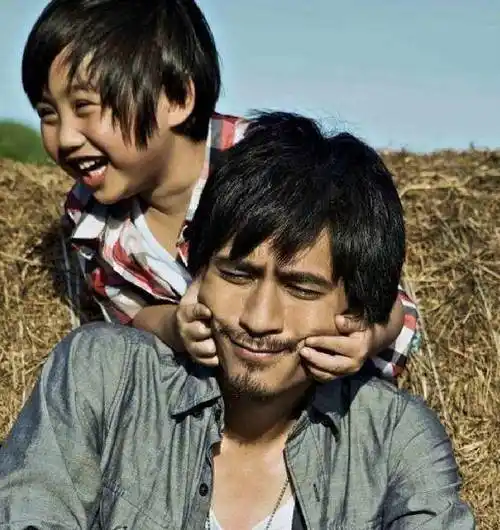 先后搭档言承旭,ella出演《就想赖着你》;搭档王心凌,贺军翔出演《爱