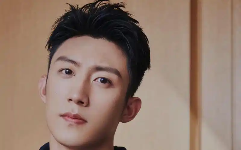 电脑壁纸 明星 大陆明星 黄景瑜时尚休闲阳光干净迷人写真