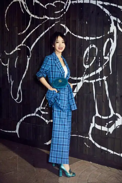 李念穿西装街拍,一扫二嫂子的理想,扎葫芦辫似乎看到佛系的海藻