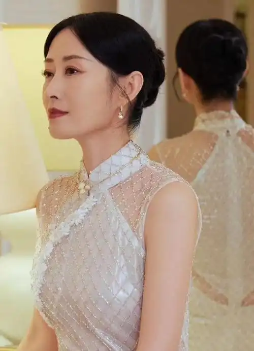 人到中年,刘敏涛依旧凭借自己的自拍图惊艳了众人,她身着旗袍搭配精致