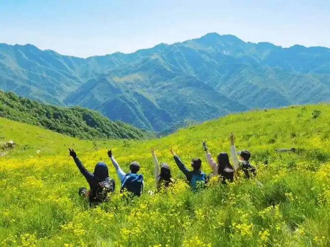 徒步穿越流峪高山草甸!探访秦岭"阿勒泰"!看高山田园风光!