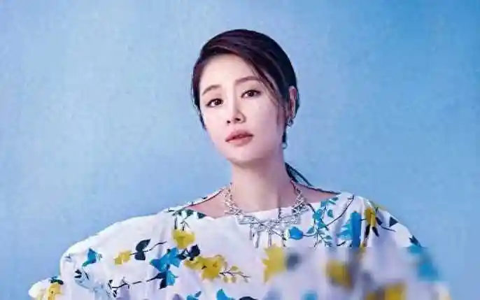 原创林心如48岁显老照引发热议脸部皱纹较多略显疲态