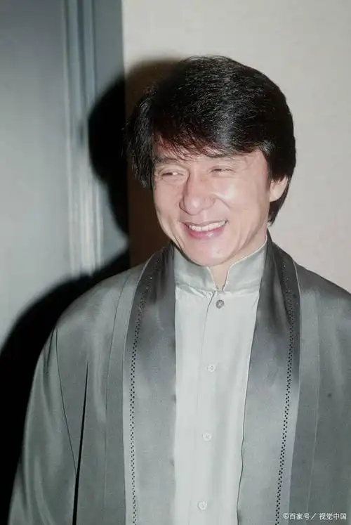 成龙近照曝光!满头白发引发观众感叹,岁月不饶人