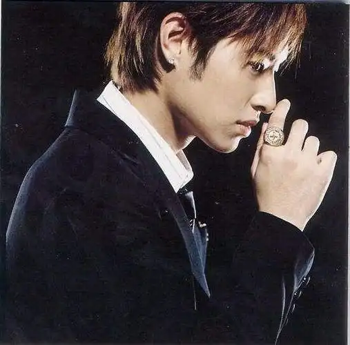 潘玮柏的侧脸是不是比正脸好看一点啊?