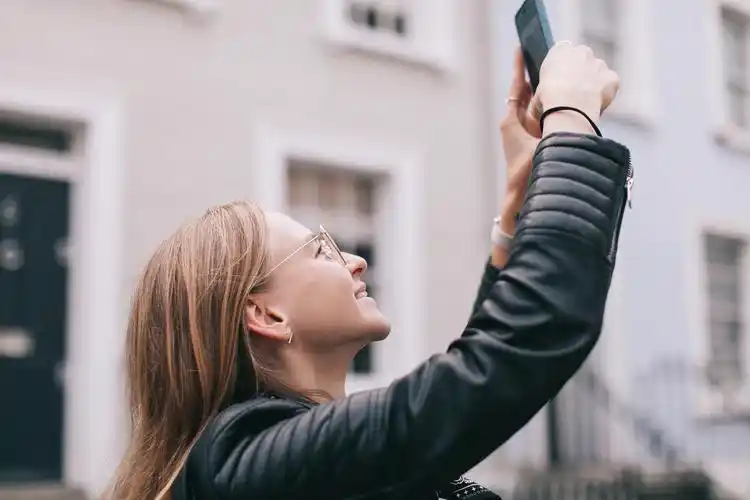拿着手机拍照的人图片 其他人物,拍照,手机, _ 图片网