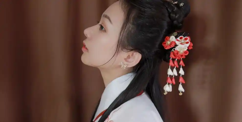 这古典美女的侧脸也太美了吧!古装就是显气质,穿上秒变窈窕淑女