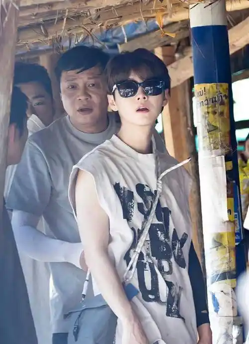 曝鹿晗关晓彤已领证!