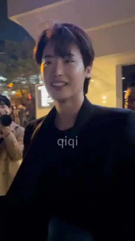 李钟硕挨个跟粉丝握手