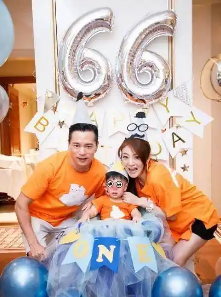 安以轩晒二胎孕肚照陈荣炼甜蜜亲吻超幸福肚子上妊娠纹太抢镜