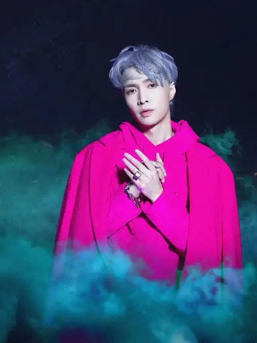 华伦天奴  品牌代言人张艺兴环抱#valentino2022秋冬系列  粉色