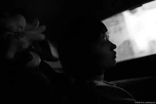 你把它点下去,照片里那些曝光不足的区域,就会显示为一种很纯的蓝色