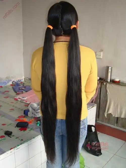 女大学生12米长发剃成光头6