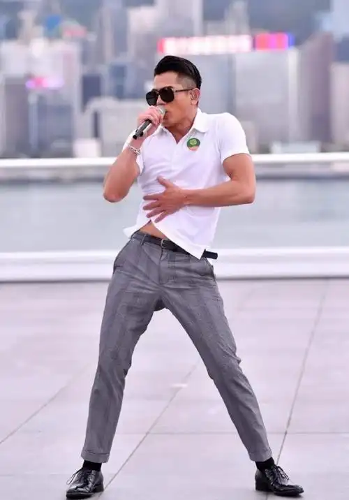 55岁郭富城演警匪戏胡子拉碴满身污垢肌肉健美越老越帅