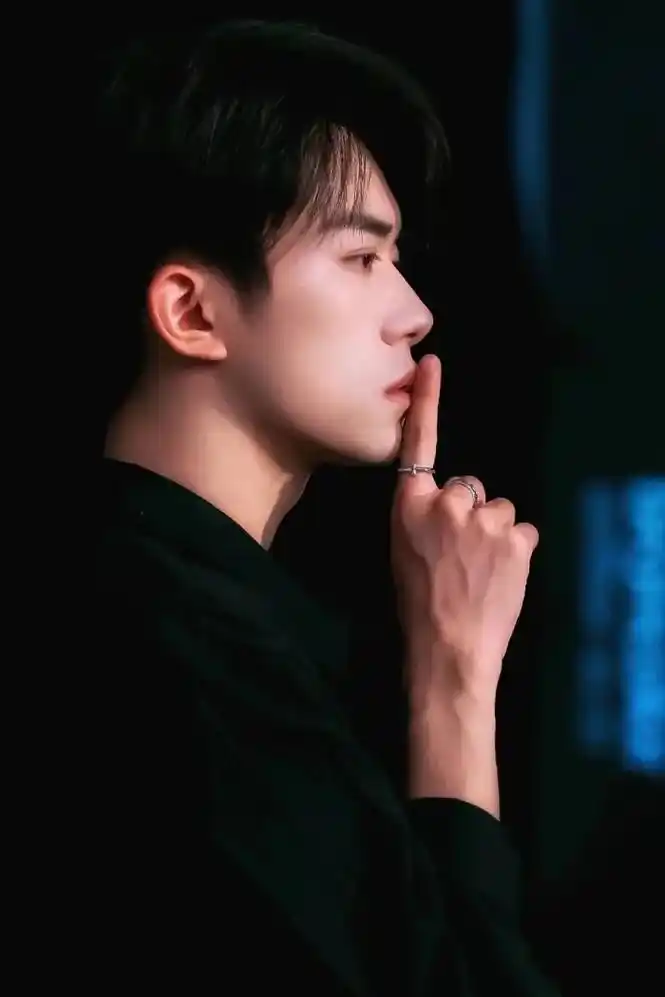 易烊千玺#易烊千玺壁纸"夏天的结束,我们的秋天开始了,金黄 - 抖音