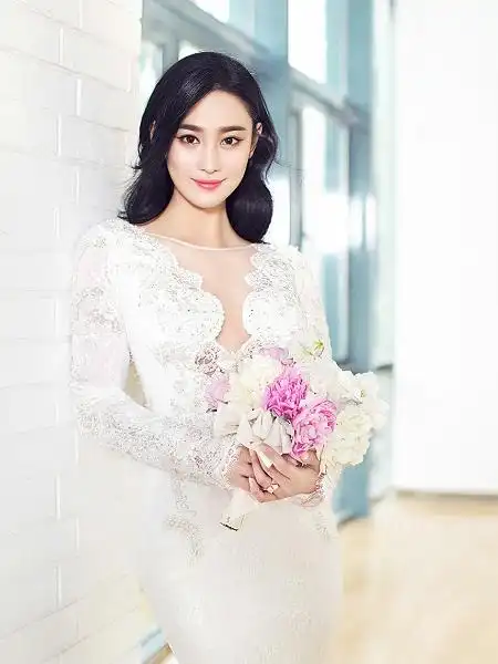 张馨予最引人遐想的六张礼服照,图5何捷看了哭晕在厕所!