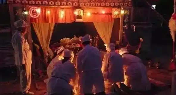 人死后的三天内要回家探望,所以子女守候在灵堂内要等他的灵魂归来