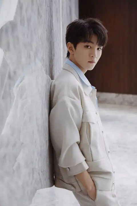 王俊凯最新活动写真曝光 工装造型清爽帅气