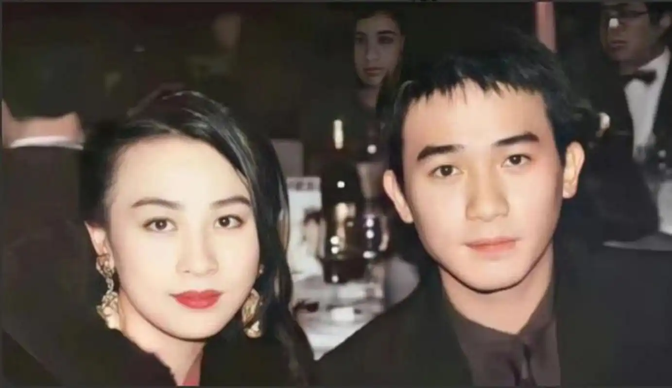 刘嘉玲和梁朝伟年轻时的照片再次刷新了人们对于颜值的认知.