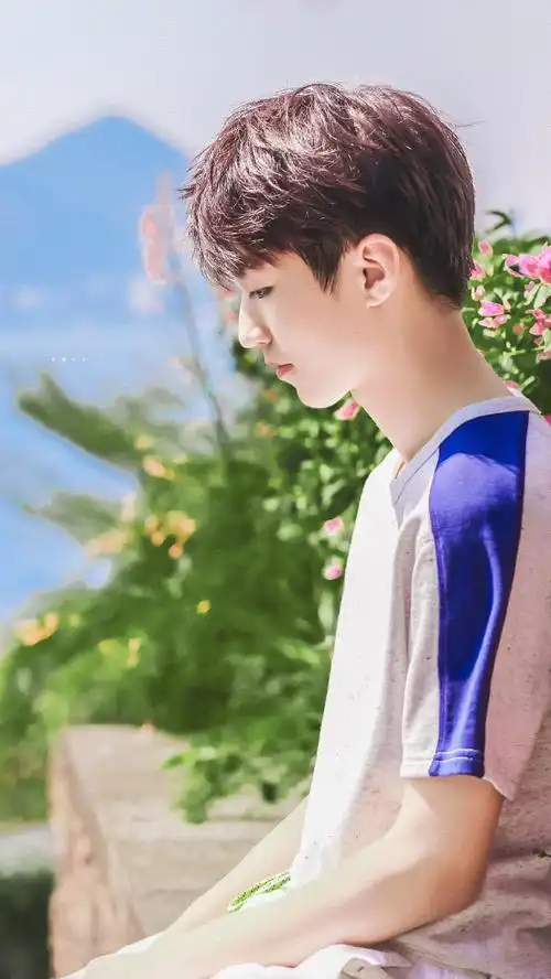 王俊凯侧拍#感受下王俊凯侧颜杀～完美的侧脸 精致的轮廓太优越了