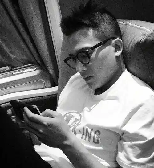 欧豪深夜晒帅照,抬头纹抢镜,一句话还被网友认为是撒狗粮_照片_故事