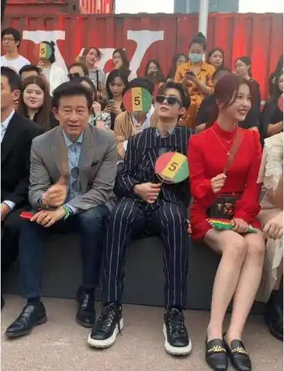 不仅被奚梦瑶抢镜,与范丞丞互动