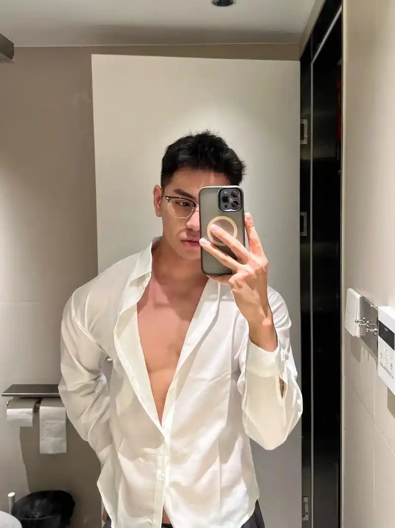 选哥哥稳赢.#禁欲系 #对镜拍 #白衬衫 #斯文败类 #你的 - 抖音