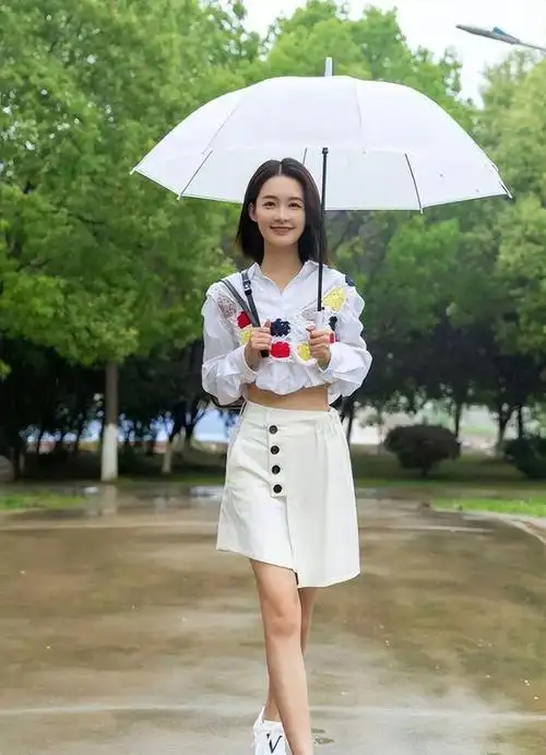 李沁撞衫大10岁张柏芝红唇衬衫配红裙挺惊艳不止胜在年龄上