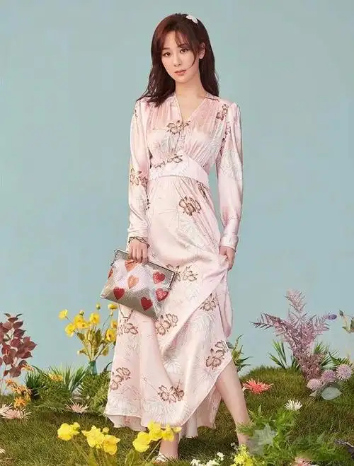 coach蔻驰官网女士产品系列代言人杨紫展现青春魅力