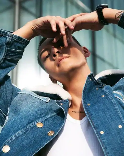 陈伟霆最新剃头照曝光圆寸侧颜杀变身硬核型男