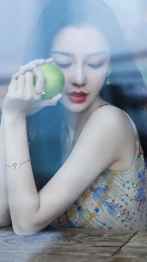 baby姐的礼服造型太绝美了!气质脱俗,淡雅若仙!