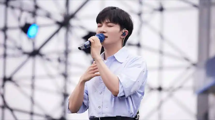 周深出道这九年,一步步走上事业之巅,感恩在心间,故事说不完_励志