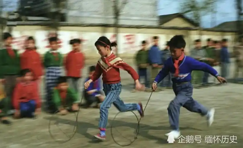 老照片童年的游戏和玩具你还记得哪些90后很多不知道